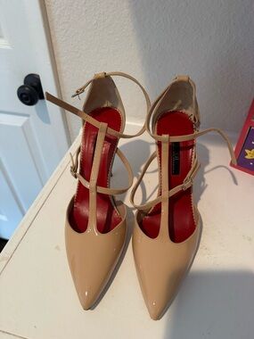 Carolina Herrera nude patent leather pointed toe heels
